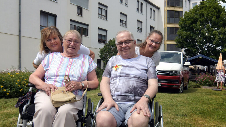 Kathleen Hunger (links) und Carola Schulz begleiten Annemarie Röckl und Günter Bräutigam zum Sommerfest. Das haben die Bewohner des Seniorenzentrums „Am Sonnenblick“ vor kurzem mit ihren Angehörigen gefeiert.