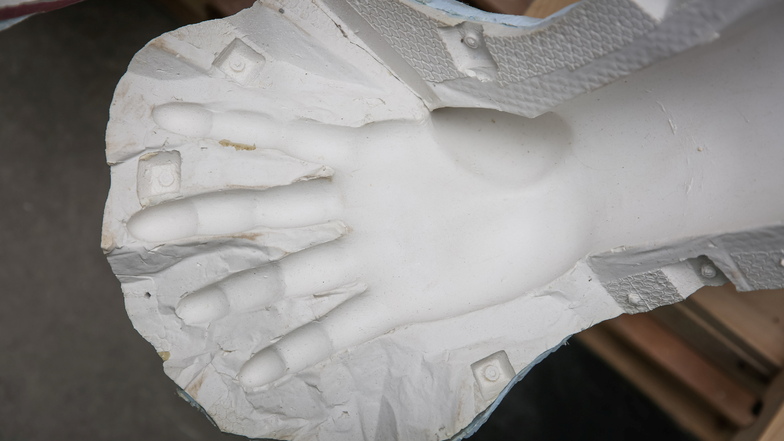 Das ist die abgenommene Negativform der Hand von Hippodameia, die bei ihrer Hochzeit entführt wird.