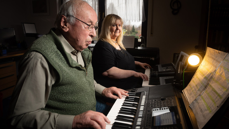 Von Abba bis Amigos hat Helmut Thunig nach zehn Jahren Keyboardunterricht so ziemlich alles drauf. Christine Schoch ist stolz auf ihren Schüler.