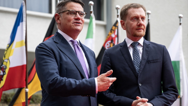 Boris Rhein (CDU, l), Ministerpräsident von Hessen, begrüßt Sachsens Regierungschef Michael Kretschmer (CDU) beim Ankommen auf der Ministerpräsidentenkonferenz. Die Auftaktkonferenz findet, unter dem Vorsitz von Hessen in Frankfurt am Main statt.