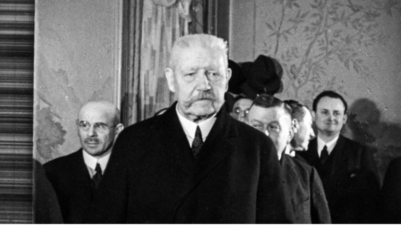 Der kaiserliche Feldmarschall Paul von Hindenburg war nur ein Beispiel dafür, in welchem Maße die alten Eliten weiterhin die Weimarer Republik dominierten: 1925 wurde der Demokratiefeind Reichspräsident.