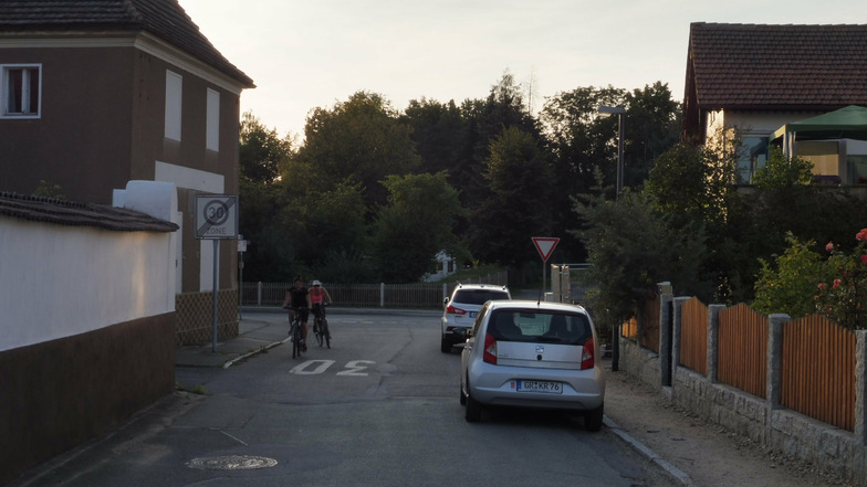 Die Posottendorfer Straße in Weinhübel ist kurz vor der Einmündung in die Zittauer Straße recht eng. Parken wie hier auf der rechten Seite Autos, wird es zu eng für Begegnungsverkehr mit Radfahrern.