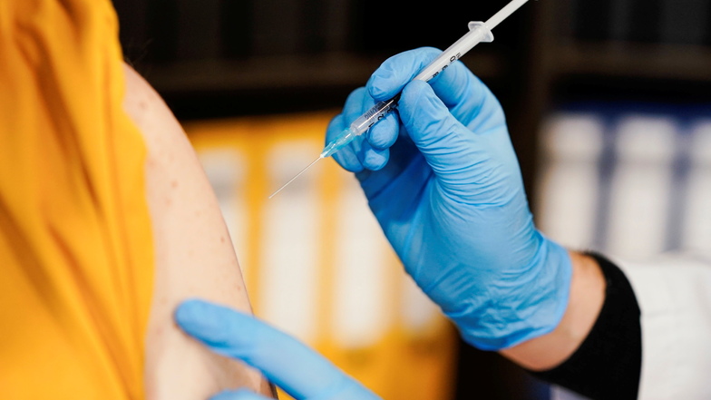 "Wer die dritte Impfung hat, kann sich erst mal sicher fühlen", sagt der Berliner Impfstoffforscher Leif Erik Sander.