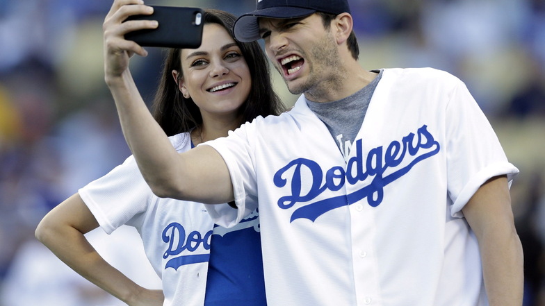Das Schauspielerpaar Mila Kunis und Ashton Kutcher macht ein Selfie vor Beginn des vierten Spiels der MLB National League Championship Series zwischen den Los Angeles Dodgers und den Chicago Cubs.