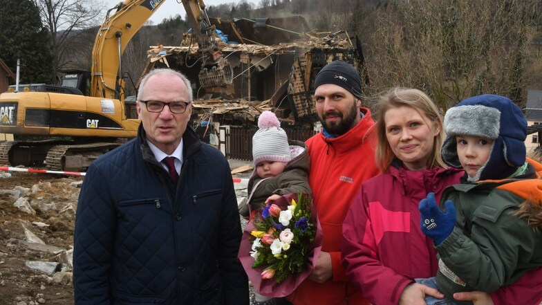 Dankbar für die Unterstützung: Johannes Mitteldorf (M.) und Katharina Hofmann. Zum Abschluss der Spendenaktion brachte OB Mike Ruckh der jungen Familie symbolisch einen Blumenstrauß vorbei.