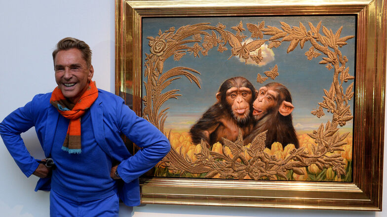 Da laust mich doch der Affe! Der Modedesigner kann auch malen: Wolfgang Joop kuratierte 2013 im Leipziger Museum der bildenden Künste die Ausstellung „Die Schöne und das Biest“ mit. Hier steht er neben seinem Gemälde „Cloud Number 7“. 