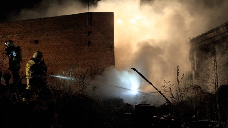 Gestapelte Autoreifen und ein Pkw standen in einem alten fabrikareal in Flammen.