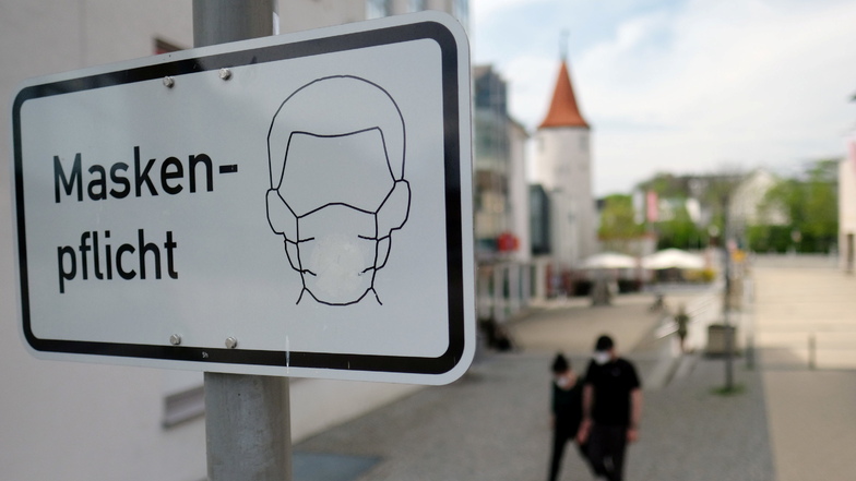 Ein Schild mit der Aufschrift "Maskenpflicht" steht in der Innenstadt von Plauen.