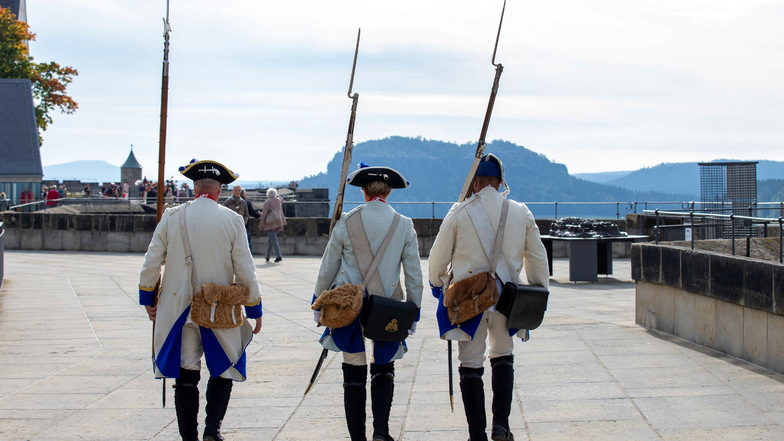 Drei als Soldaten der Sächsischen Infanterie in den Tuchfarben Weiß-Blau verkleidete Menschen während der Patrouille auf der Festung Königstein.