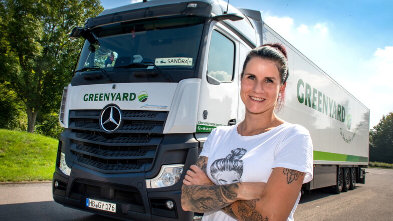Sandra Haase aus Hartha hat sich einen Traum erfüllt und während des Corona-Lockdowns ihren Lkw-Führerschein gemacht. Nun befördert sie Güter für Greenyard Fresh Services durch die Bundesrepublik.