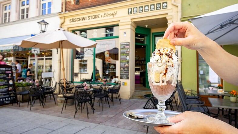 In der Dohnaischen Straße hat jetzt ein Eiscafé mit einem besonderen Angebot eröffnet. Betrieben wird es von einem Paar aus Pirna.