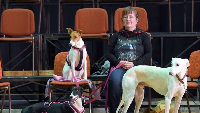Die Hundebesitzerin Janine Moll wartet auf den Auftritt ihrer Hunde