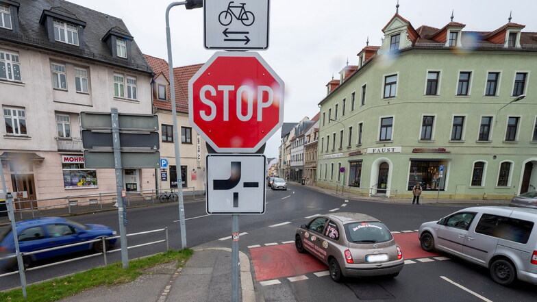 Die Kreuzung Meißner Straße/Beethoven-/Mozartallee in Großenhain gehört zu den Unfallschwerpunkten der Stadt. Um insbesondere den Verkehrsfluss für die B101 zu optimieren, ist hier eine künftige Ampelanlage im Gespräch.