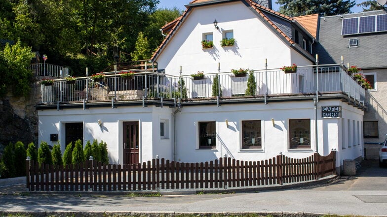 Frische Farbe hat das Café Kühn in Berggießhübel schon, nun kommen ab Januar neue Betreiber.