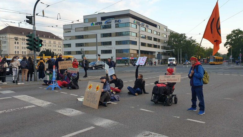 Mit mehreren Plakaten machten die Demonstranten am Straßburger Platz auf ihre Forderungen in Bezug auf die Klimakrise aufmerksam.