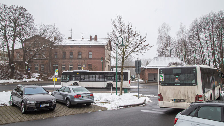 Die Linienbusse aus Richtung Kodersdorf und Niesky fahren den Bahnhof Horka jetzt fünf Minuten zeitiger an, um nicht vor geschlossenen Schranken zu stehen.