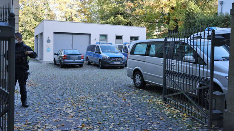 Auf dem Hof der Acqua Klinik an der Käthe-Kollwitz-Straße stehen mehrere Fahrzeuge der Polizei. Beamte durchsuchen seit dem Morgen das medizinische Versorgungszentrum.