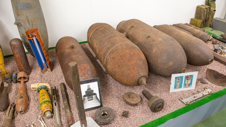 Diese Bomben und Granaten sind für Ausbildungszwecke beim Kampfmittelbeseitigungsdienst in Zeithain vorgesehen. Anhand dieser lässt sich die Herkunft baugleicher Fliegerbomben bestimmen.