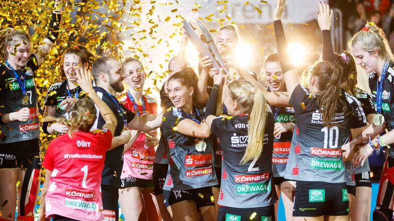 Im goldenen Konfetti-Regen feiern die Dresdner Volleyballerinnen ihren Pokalsieg - es war ein Erfolg der Leidenschaft.