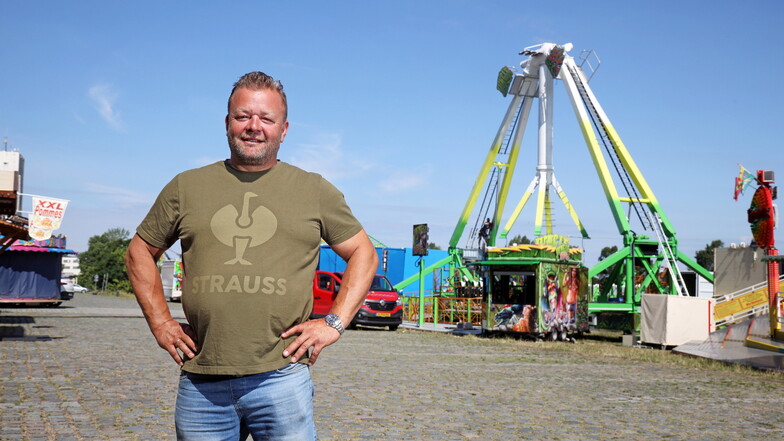 Schausteller-Chef Michael Krämer vor der Neuheit auf dem diesjährigen Stadtfest-Rummel an der Elbe.