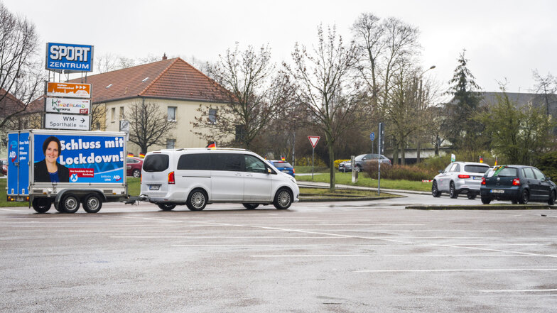 Vom Parkplatz vor der Riesaer Sachsenarena in der Pausitzer Delle startete am Sonntag ein Autokorso der AfD mit einer dreistelligen Zahl Autos.