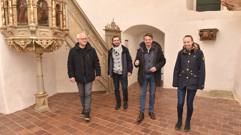 Frank Legler (von links), Roman Kristof, Regisseur Stefan Asang und Ronja Meißner
treffen sich in der Kapelle auf Schloss Lauenstein. Hier haben sie 2014 gemeinsam für den Film " 12 Theses - Zwölf Thesen " gedreht.