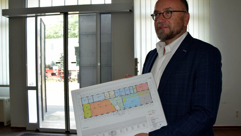 Dr. Jens Baumann zeigt den Grundriss der künftigen Vertriebenen-Ausstellung in Knappenrode.