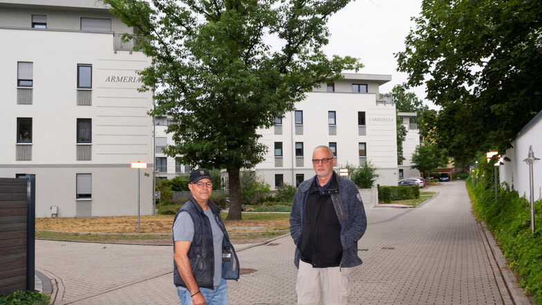 René Böhme und Norbert Zeidler organisieren die Auseinandersetzung um Baumängel in der Heidepark-Siedlung. Die Häuser sind nach typischen Heidepflanzen benannt.