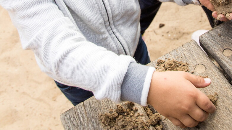 Ran an den Sand! Kinder dürfen und sollen ruhig auch mal im Dreck herumwühlen.