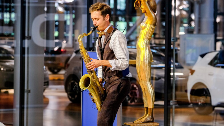 Der junge russische Saxofonist Timur Valitov sorgt bei der feierlichen Preisverleihung für den musikalischen Rahmen. Er studiert derzeit mit einem von saechsische.de teilfinanzierten Stipendium in Dresden.