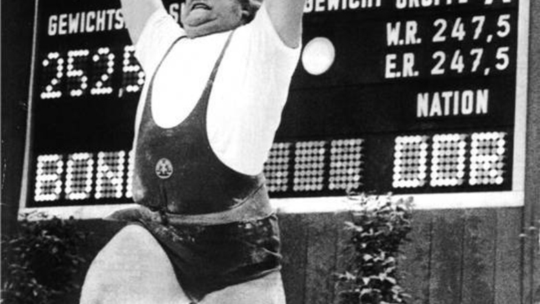 Der Superschwergewichtler Gerd Bonk aus der DDR wurde im April 1976 in Ost-Berlin mit einer Zweikampfleistung von 432,5 Kilogramm Europameister und stellte mit dieser Leistung auch den Weltrekord des Bulgaren Platschkoff ein.