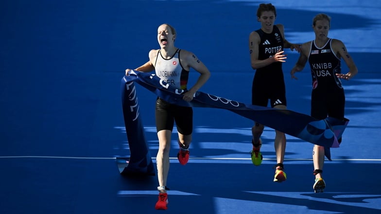 Die Deutsche Laura Lindemann ist im Zielsprint die schnellste Triathletin und sichert ihrer Mannschaft so die Goldmedaille.