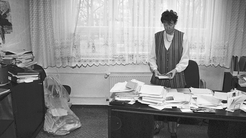 Das Foto zeigt Petra Kockert am 2. Januar 1996 beim Räumen ihres Schreibtisches im Landratsamt Hoyerswerda, das in diesem Moment kein Landratsamt mehr war.