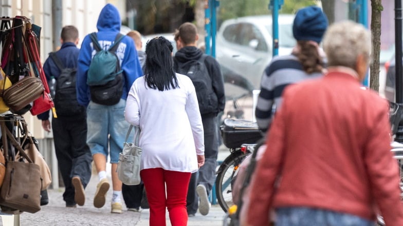 Mittwochmittag in Großenhain: Auf dem  Frauenmarkt herrscht reges Treiben. Menschen verschiedener Generationen sind unterwegs, auch mit Zwischenstopp in den Geschäften.