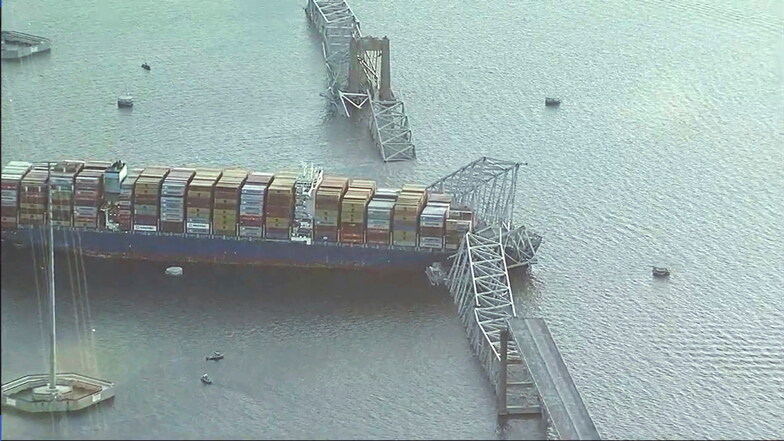 In der US-Stadt Baltimore hat ein Schiff eine vierspurige Autobrücke gerammt und diese zum Einsturz gebracht.
