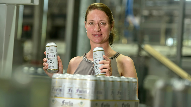 Eibaus Brauereichefin Julia Böhmer füllt jetzt tschechisches Dosenbier ab.
