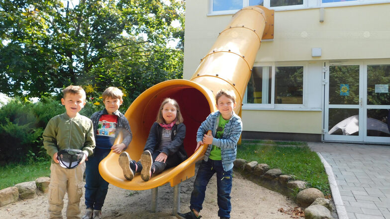 Eigentlich finden alle Kinder eine Rutsche toll. Die Tunnelrutsche am Kinderhaus „Sonnenschein“ ist jedoch eine Ausnahme. Die wird nur im Ernstfall und bei Übungen genutzt.