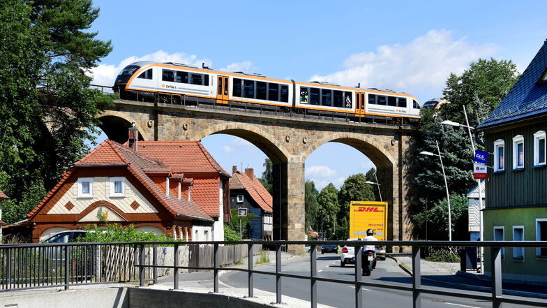 Dieser Trilex auf dem Viadukt in Ebersbach - dieser Anblick bietet sich im Advent nochmal - wenn der Trilex auf dem Weg nach Prag ist.
