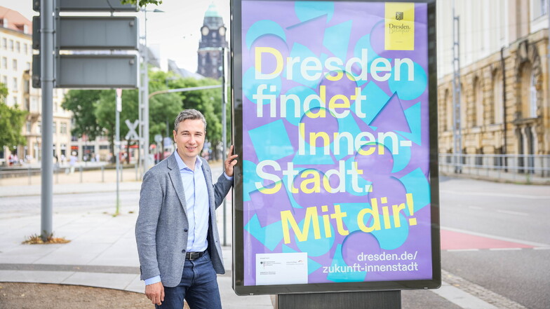 Baubürgermeister Stephan Kühn (Grüne) zeigt die neue Plakat-Kampagne für die Innenstadt.