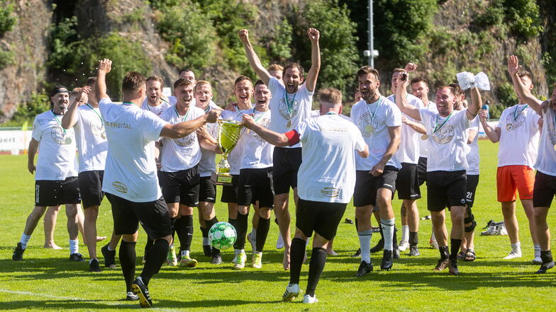 Erst die Aufstiegsfeier, jetzt die Vorfreude: Oberliga-Neuling SC Freital startet mit einem Heimspiel in die neue Saison.