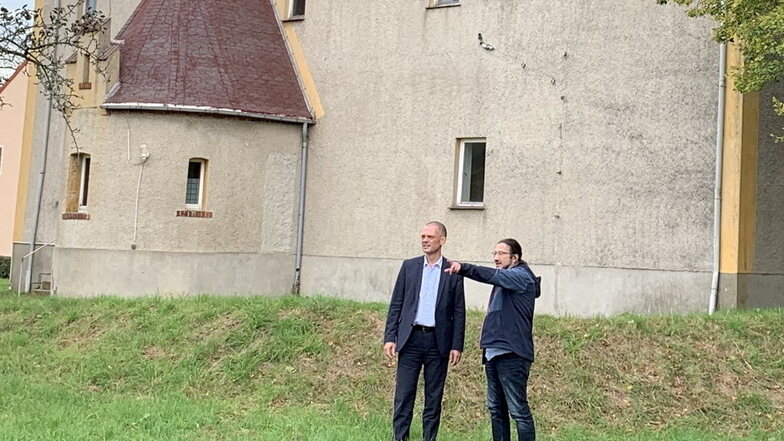 Thiendorfs Bürgermeister Dirk Mocker (parteilos) und Landrat Ralf Hänsel (r./CDU) am Herrenhaus in Tauscha.