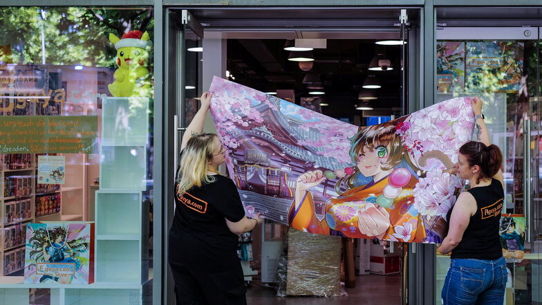 Jeanette Meier (l.) und Vanessa Hoffmann bereiten die Schaufenster für die Eröffnung des Figuya-Shops am Samstag auf der Prager Straße 4a vor.