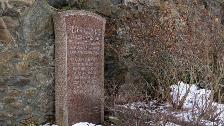 Dieser Grabstein erinnert an den Grenzsoldaten Peter Göring, der 1962 an der Berliner Mauer starb.