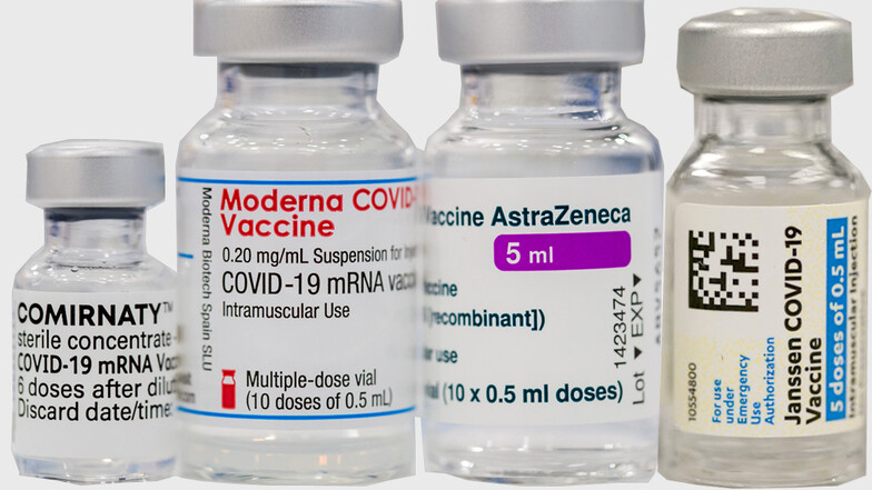 Die vier derzeit in der EU zugelassenen Corona-Impfstoffe (v.l.): Pfizer-BioNTech, Moderna, AstraZeneca und Johnson & Johnson