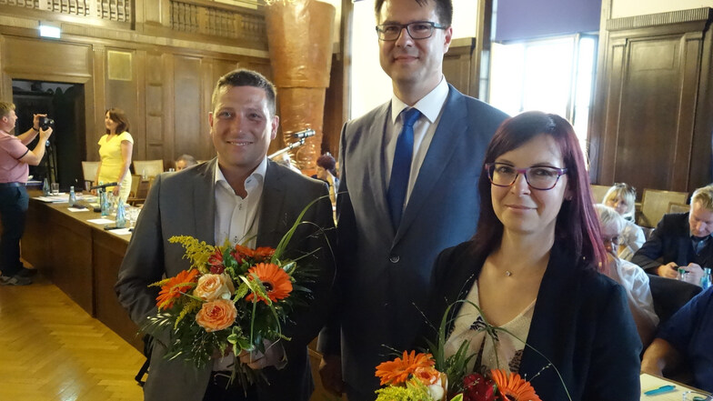 Oberbürgermeister Sven Liebhauser (CDU, Mitte) mit seinen Stellvertretern Rocco Werner (FDP) und Susann Zache (CDU), die in der konstituierenden Sitzung des Stadtrats gewählt wurden.