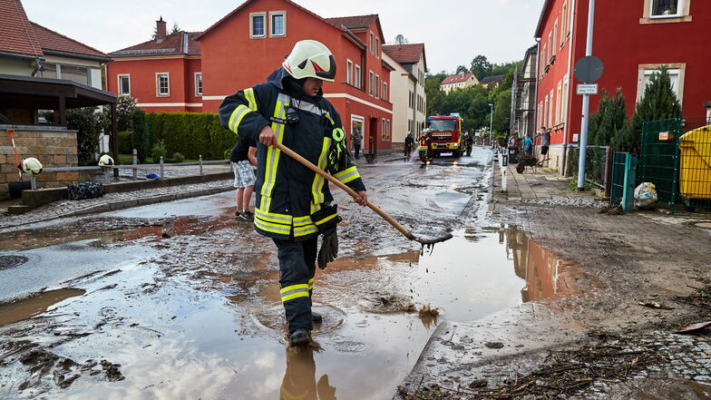 Immer wieder Neundorf: Feuerwehrleute beseitigen 2018 die Überreste einer Schlammlawine auf der Vorwerkstraße.