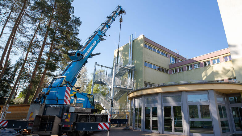 Eine dritte Fluchttreppe wird an die Hausmauer der Grundschule in Graupa angebaut.