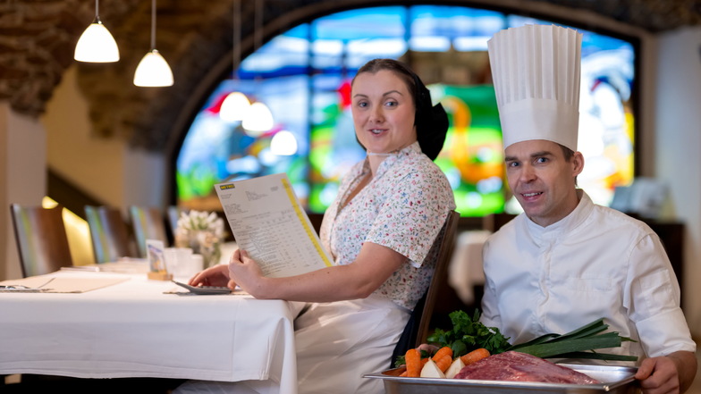 Monika und Thomas Lukasch vom sorbischen Restaurant Wjelbik in Bautzen geben zum 1. Januar 2024 nur die dann wieder höhere Mehrwertsteuer an die Gäste weiter. Auf weitere Preiserhöhungen wollen sie versuchen, zu verzichten - vorerst.