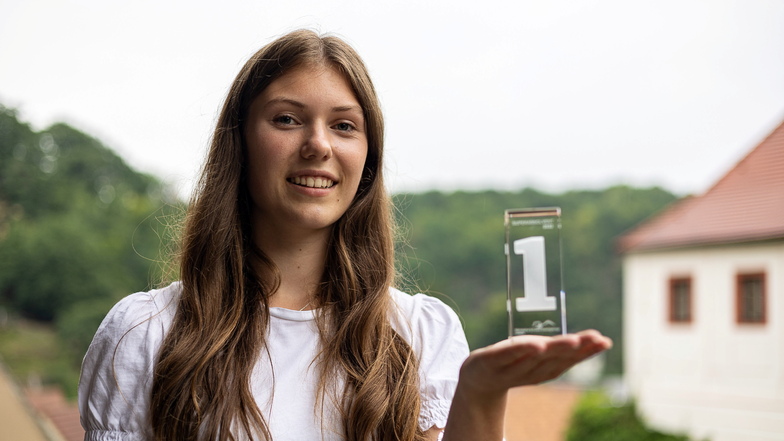 So sieht eine Einser-Absolventin aus: Annabell Knöbel hat ihr Abitur mit 1,0 gemacht und bekam den 400. Einser-Pokal im Landkreis.