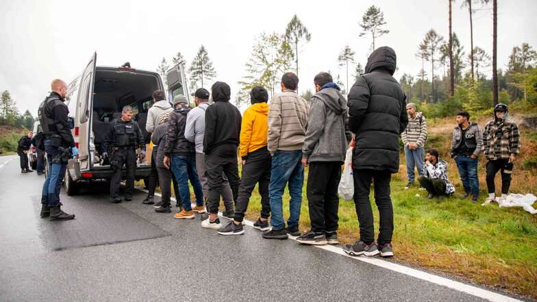 Ein Bild aus den vergangenen Tagen aus Lückendorf. Auch am Mittwoch griff die Bundespolizei wieder zahlreiche Migranten auf.